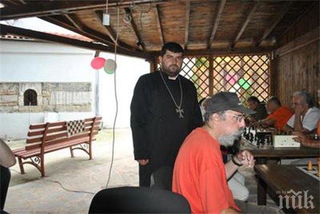 Арменският поп прави за първи път шах турнир в черква
