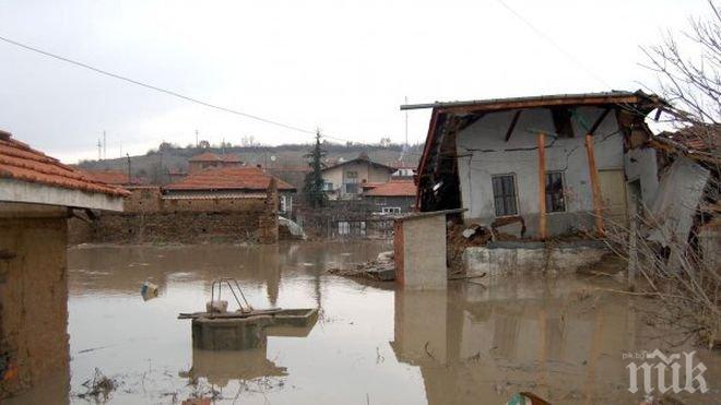 Пороят отнесе мост и наводни мазета в село Долни Лом