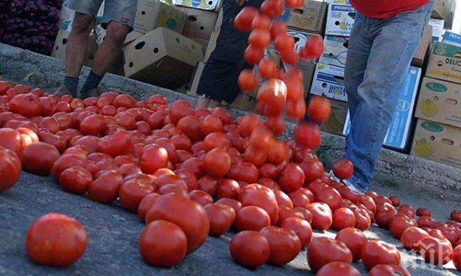 Тонове домати се изсипаха от ТИР на Хаинбоаз, движението е блокирано