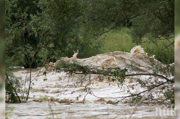 Първи ужасяващи кадри от водния ад в Мизия. Вижте ги!