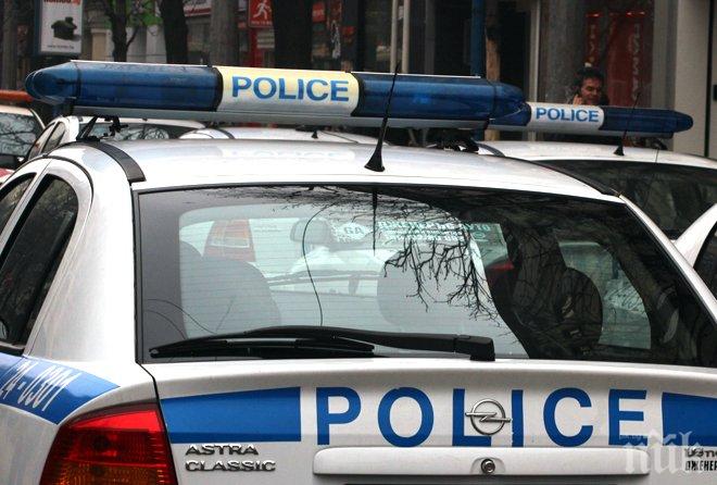 Мъж нападна с дървен прът полицаи