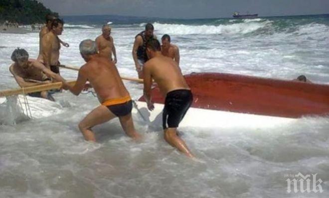 Лодка се обърна в морето край Варна, летовници я издърпаха на брега