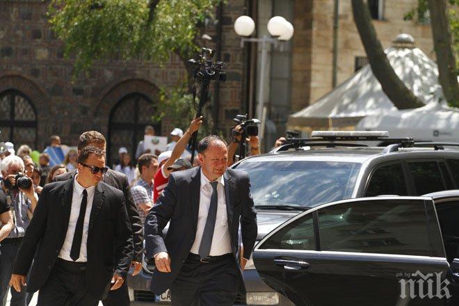 Шумен скандал между Плевнелиев и Миков на консултациите! Борисов се ядоса на шефа на БСП, нападна мощно Сидеров (обновена)