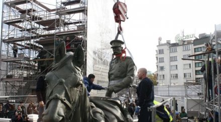 закърпиха царя обезглавения кон