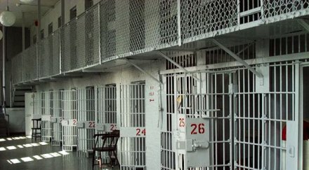 заключиха двама побойници съселянин