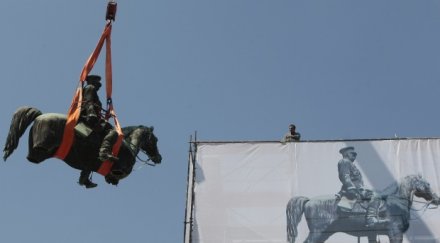 започват монтажите поставянето статуята цар освободител