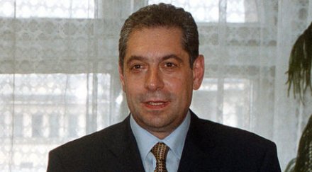 гледат дело бивш министър съборил хотела морето