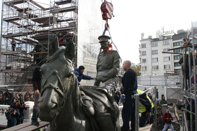 Закърпиха Царя и обезглавения му кон 