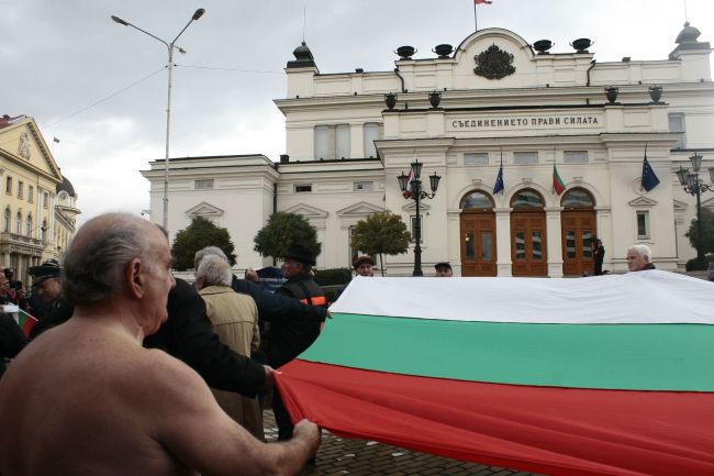 Голи пенсионери протестираха срещу тиквите в парламента