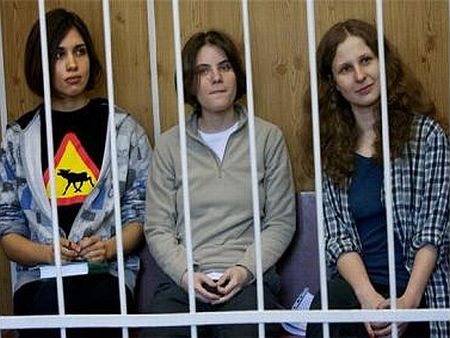 Русия забрани клиповете на Пуси райът в интернет