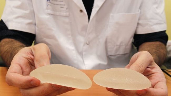 Евтини импланти обезобразиха женско дупе (Видео)