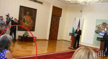 пик вицепрезидентът попова пак шокира цъфна церемонията служебния кабинет плажна рокличка прави държавния глава