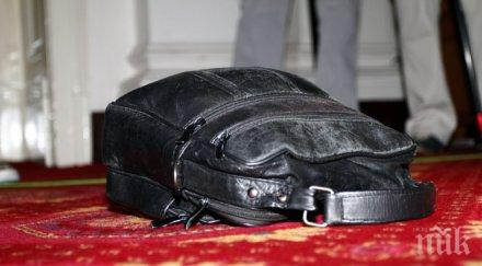 депутатка атака избягалия аврамов чантичката напускала стаята вътре сребърника продаде монев снимки