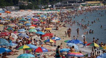 туристи шок голи мъже държат порноактьори плажа