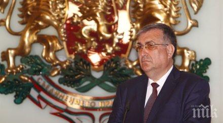 специална церемония бележи смяната орешарски близнашки новият премиер протестър гледа врага очите