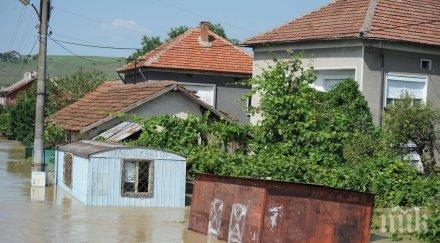 водата мизия оттегля тонове кал покриват града