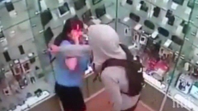 Зверство! Камери заснеха жестоко убийство на продавачка (видео 18+)