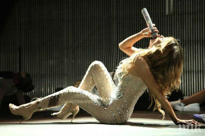 Емилия изкопира Джей Ло на турнето на Пайнер! Феновете: Бледо копие (снимки)