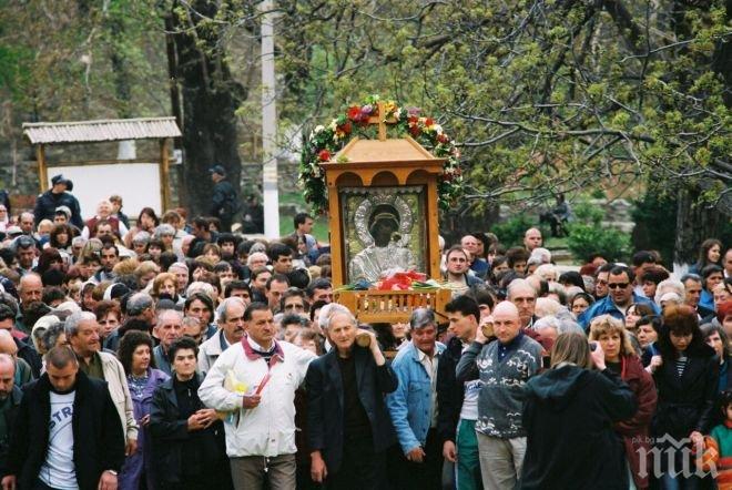 Златен болт е увредил чудотворната икона на Св. Богородица в Бачковския манастир