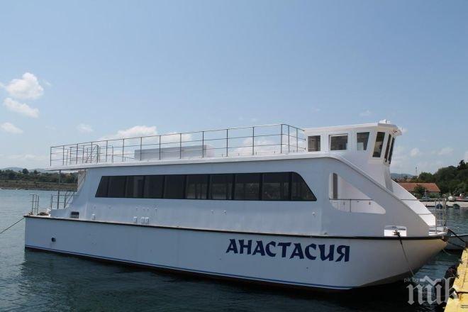 Вижте кораба, който ще вози туристи от Бургас до остров Света Анастасия (снимки)