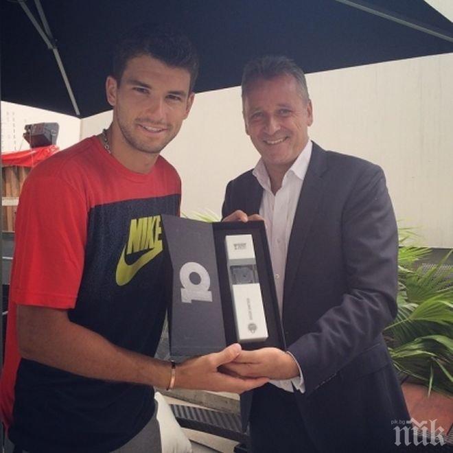 Григор Димитров със специален плакет за пробива в топ 10 (снимка)