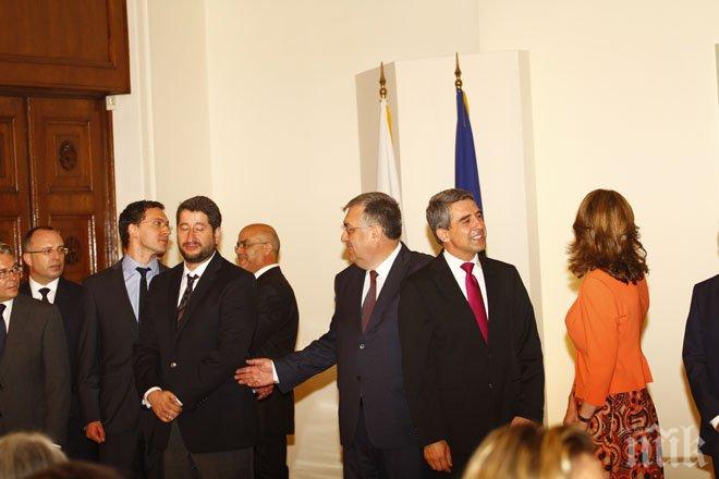 Само в ПИК! Част от министрите останаха при президента повече от час след церемонията по представянето им! Ето кои си тръгнаха от „Дондуков“ 2!