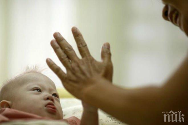 Сурогатна майка трогна света - задържа бебе със Синдром на Даун, нежелано от родителите му