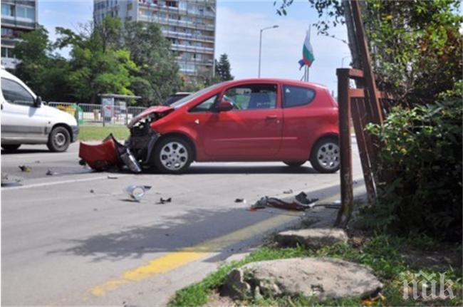 Шофьорка се заби с бясна скорост във варненски ресторант (снимки)