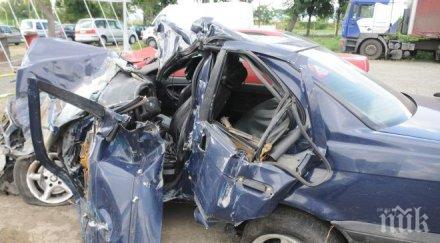 младеж удари зверски крайпътен скат разрязаха автомобила изкарат