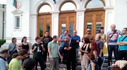 близнашки сред своите без свян позира активисти протестна мрежа парламента премиер цяла българия