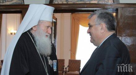 пик гръмна нов скандал властта близнашки заклеймявал религията ноември целува ръка патриарха резил