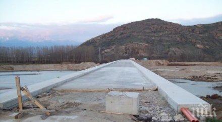 нов мост магистрала струма остана без арматура заради нагли роми