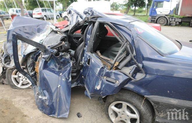 Младеж се удари зверски в крайпътен скат, разрязаха автомобила, за да го изкарат