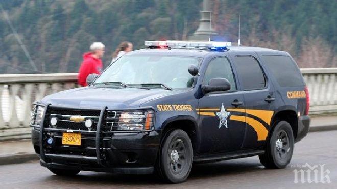 Идиотщина! Мъж прави секс със скалиста урва
