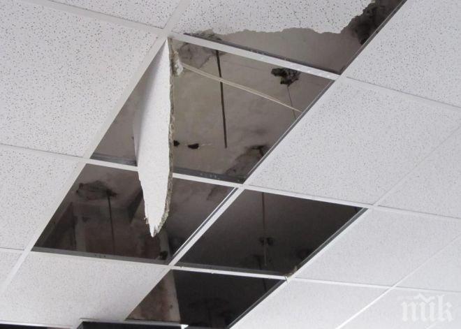 Счупени прозорци и паднал окачен таван на банка след взрива в Костенец