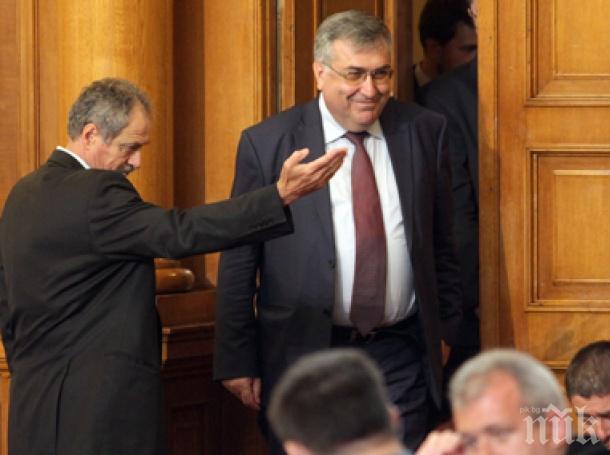 Тъй рече Близнашки: най-неотложният проблем за България е да се връчат ордени на посланиците, подкрепили протестите! 