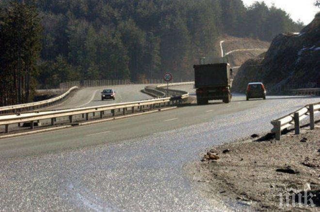 Тежка катастрофа при Прохода на Републиката! Чуждестранни автобус и кола се удариха челно