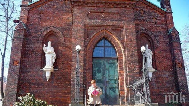 Австрийка засне порно в църква