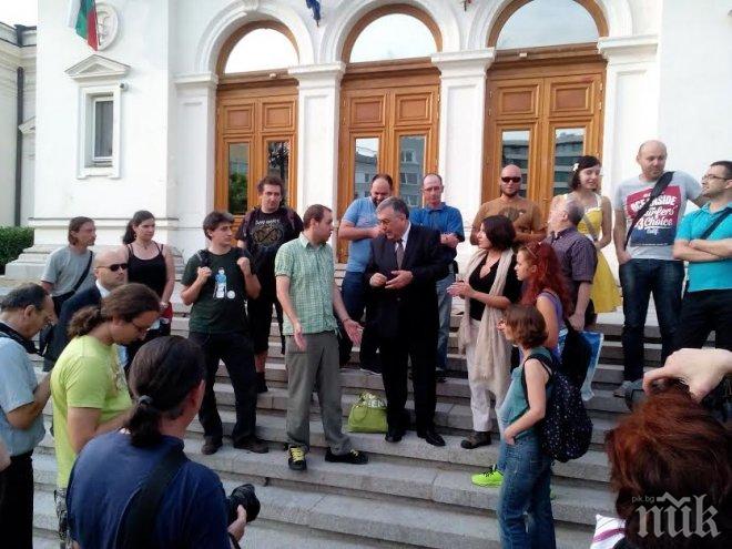 Близнашки сред своите без свян! Позира с активисти на Протестна мрежа пред парламента! Не е ли премиер на цяла България?!