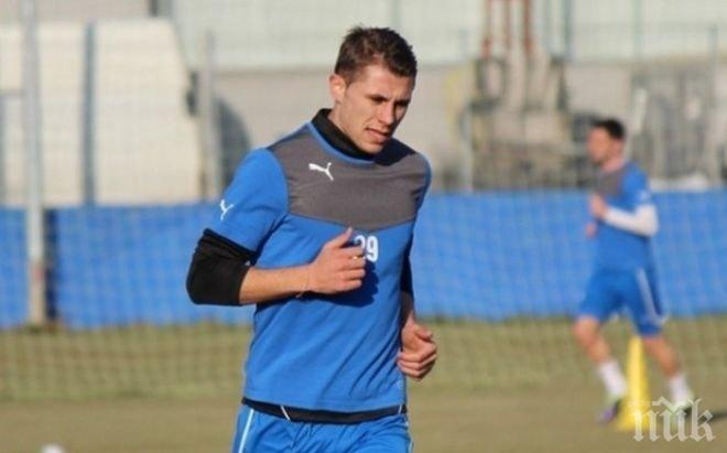 Антон Огнянов остава в Левски