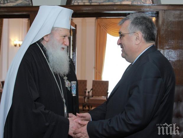 САМО в ПИК! Гръмна нов скандал във властта! Близнашки заклеймявал религията преди 10 ноември, а днес целува ръка на патриарха! Резил!   