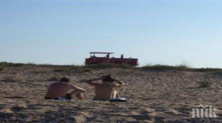 двойка обра овациите туристи пристигна плажа локомотив