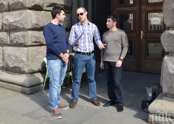 Младежи от ГЕРБ стоят пред ЦИК вече цяла седмица