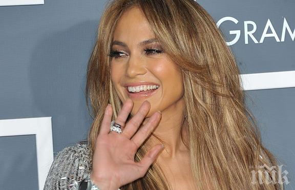 Папараци изловиха Дженифър Лопес на разходка с мистериозен мъж