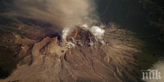 Засилена активност на италианските вулкани Стромболи и Етна