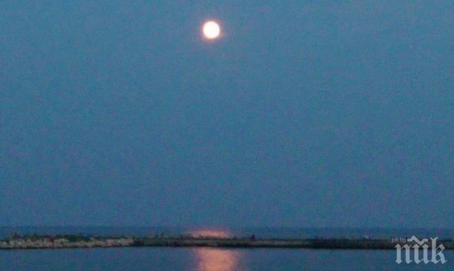 Суперлуната вече е на небето! Вигенин я пусна във Фейсбук!