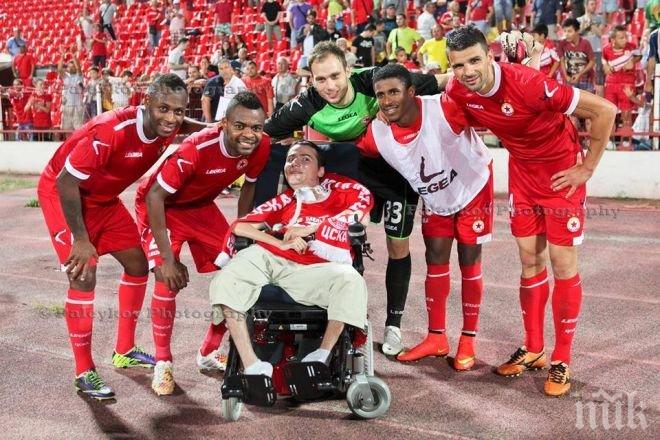 Вижте как Стойчо Младенов сбъдна мечтата на един от най-ревностните фенове на ЦСКА! (снимки)  