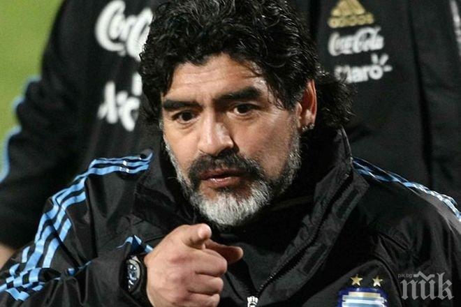 Скандално! Марадона заби шамар на журналист (видео)