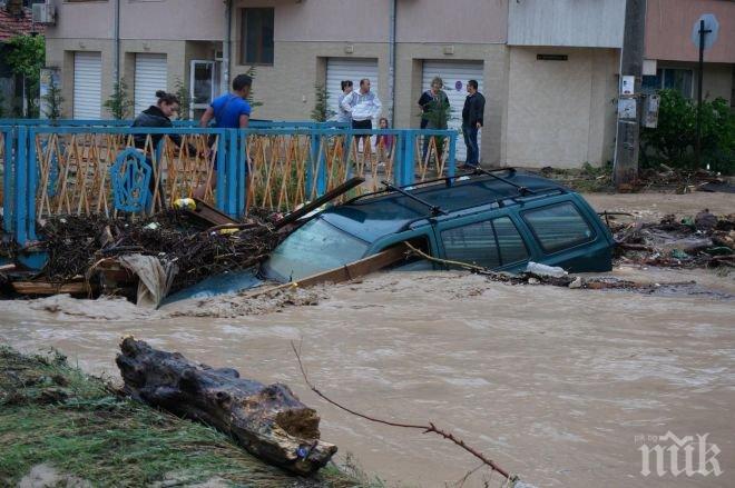 Раздават пари на пострадалите от наводнението в Аспарухово