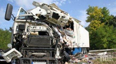 ужасен инцидент завой севлиево колоездач помага шофьор камион смени гумата друг товарен автомобил помита